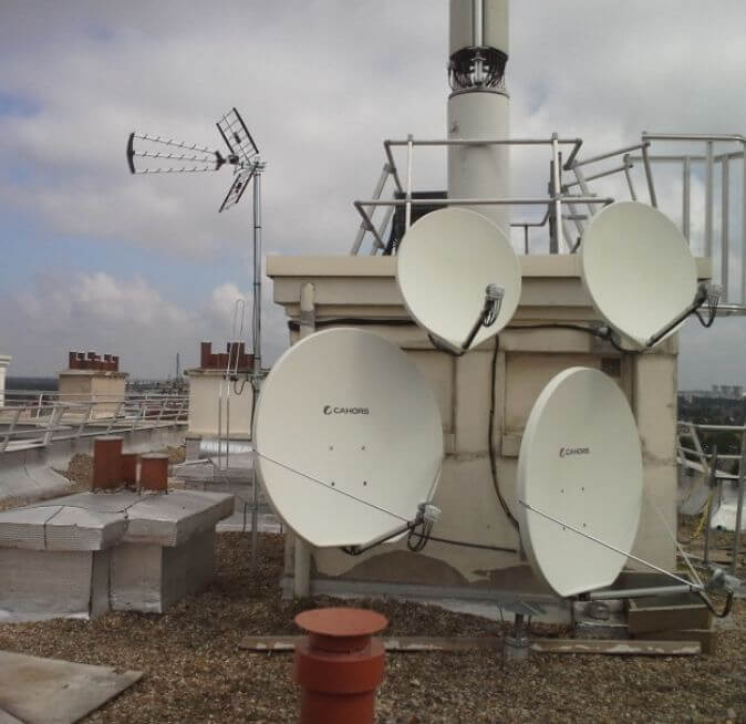 Plusieurs antennes sur un toit pour capter les ondes satellites