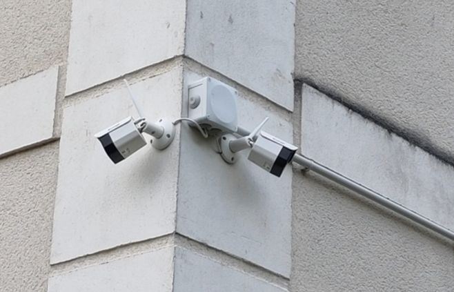 Deux caméras de vidéo surveillance installée sur l'angle d'un bâtiment pour filmer les deux angles de rues